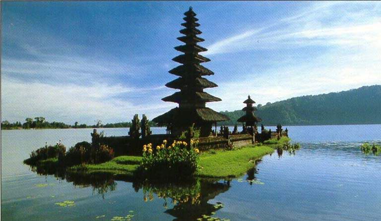 DEA JAYA RODA Pura Atas Danau di Objek Wisata Bedugul Bali