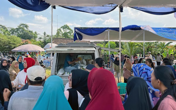 Antusias Masyarakat Katibung Serbu Pasar Murah Pemkab Lamsel