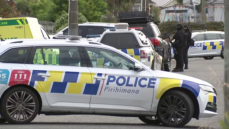 Cảnh sát khám xét một phương tiện trên đường Carisbrooke ở Aranui.