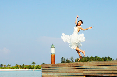 beautiful-girl-and-sea