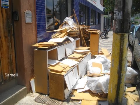 Lixo sobre o passeio no Parque Cruz Aguiar