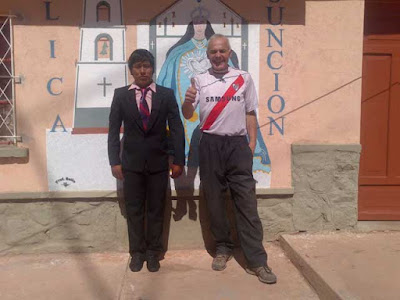 06.08.2015 Nationalfeiertag in Bolivien: Huguito als Abiturient im Anzug