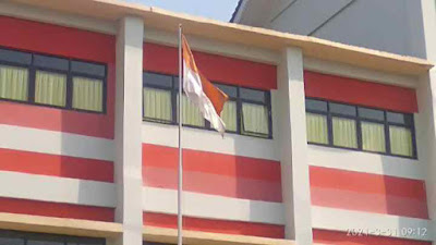 Bendera Merah Putih Yang Sudah Usang Berkibar DiHalaman Sekolah Milik Pemerintah