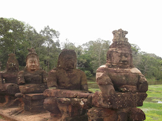 Statues Angkor Wat