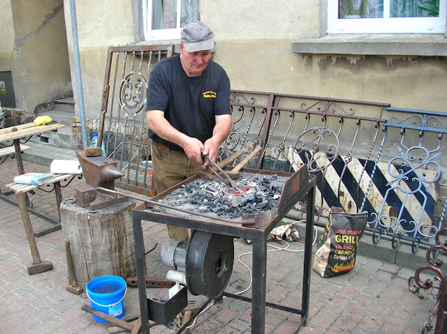 W Pszczewie swój warsztat rozstawił także kowal.