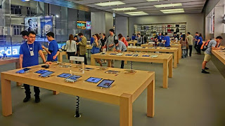 Si travestono da dipendenti dell’Apple Store e rubano più di 14 mila euro in iPhone 