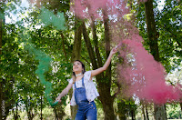 Sesión fotográfica de 15 años en ambiente natural, con árboles, usando bengalas de humo de colores en Zavalla, Santa Fe