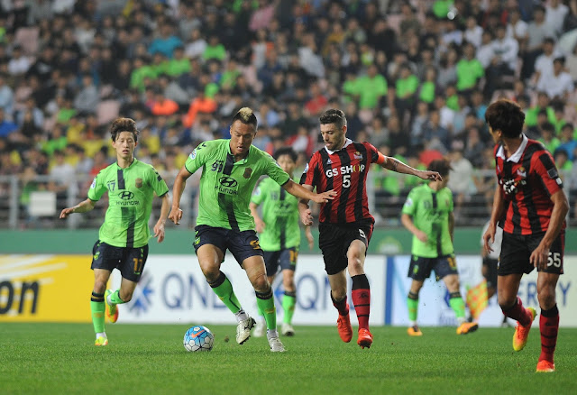 Jeonbuk's Kim Shin-wook holds off FC Seoul's Osmar in a thrilling 4-1 victory at the Jeonju World Cup Stadium  (Photo Credit: Hyundai-MotorsFC.com)