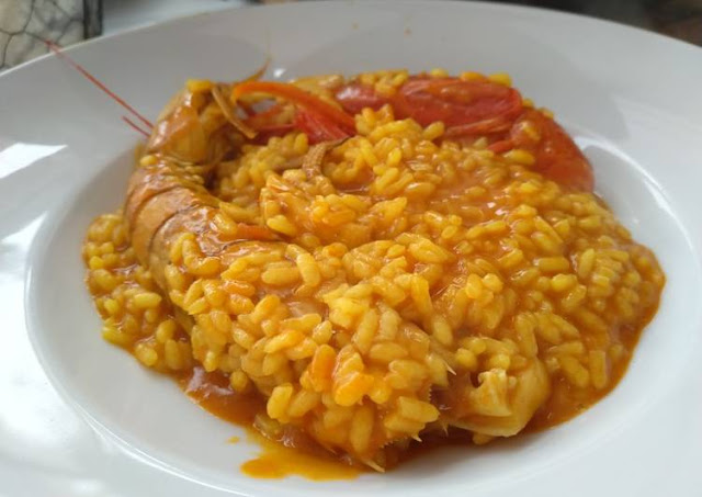 Arroz rojo meloso (con carabineros, galeras y sepia)