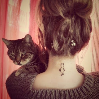 TATUAJES DE GATOS PARA MUJERES EN EL CUELLO