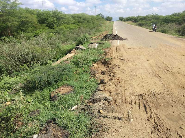 ¡PELIGRO! CARRETERA HACIA AREGUE A PUNTO DE CEDER