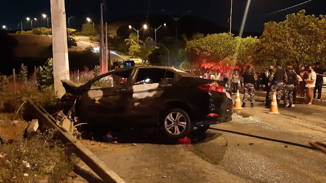 Carro dirigido por criminosos bate em poste e pega fogo durante perseguição policial em Natal