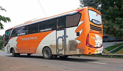 Foto Bus New Shantika Orange Putih