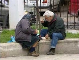 Η μεσαία τάξη διαλύεται και η αντιπολίτευση... παρακολουθεί!