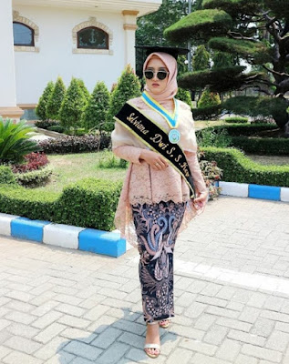 Gambar model hijab wisuda wajah bulat terbaru