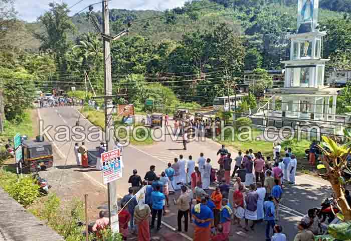 Latest-News, Kerala, Kasaragod, Top-Headlines, Road, Protest, Vellarikundu, Police, People protested for road; Police registered case against 100 locals.