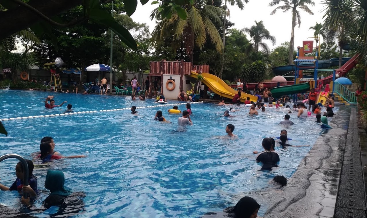 kolam renang villa meruya jakarta barat
