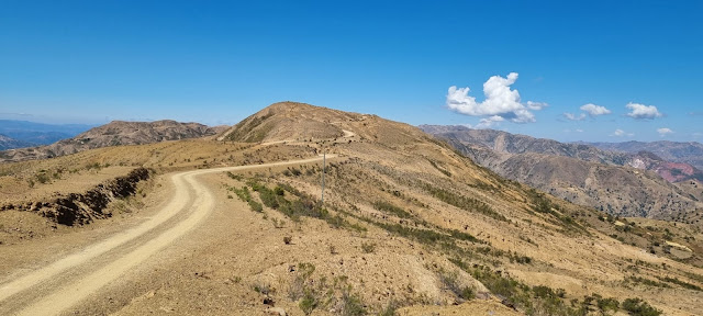 Unsere Straßen in den Bergen Boliviens hier nördlich von Potosí bei Cuiri teja Molino. Begleiten Sie mich bei meinen Fahrten in den Bergen Boliviens.