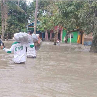 Waduh Relawan FPI Terpaksa Tembus Arus Banjir Guna Salurkan Bantuan Kepada Para Korban Banjir di Bekasi - Commando