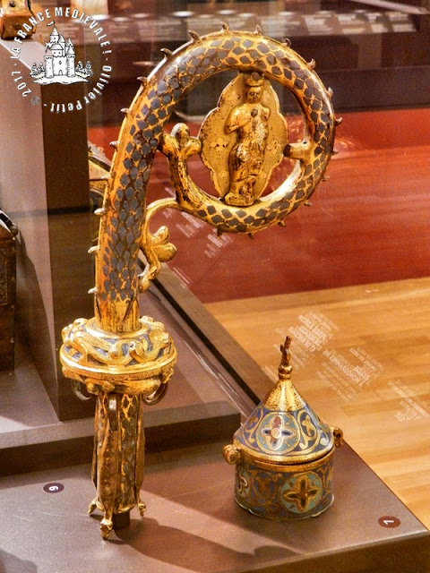 DIJON (21) - Musée des Beaux Arts : Crosse épiscopale en émail champlevé (XIIIe siècle)