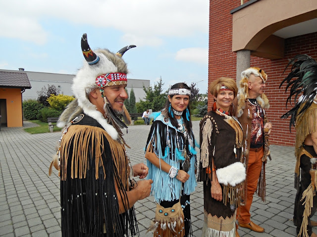 koło kościoła w Wolsztynie, stroje indiańskie