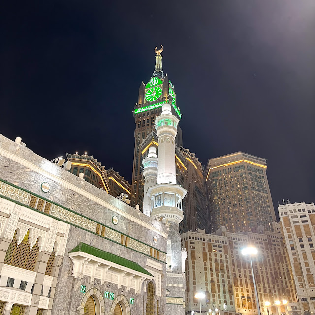 Masjidil Haram di malam hari dengan lampu-lampu yang menyala terang dinaungi Zam-zam Tower