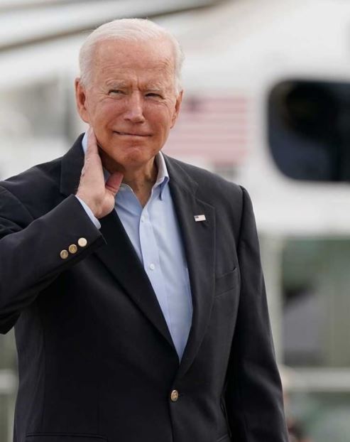 Watch the cicadas attack Biden during his first trip outside America US President Joe Biden had a funny situation when he was attacked by giant cicadas while he was at the airport before his first trip outside the United States of America to Europe, to attend the G7 summit.