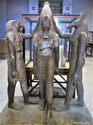 Hórus e Set com Ramsés III, Museu Egípcio, Cairo. Cada deus colocou uma mão na coroa do rei, realizando a Coroação de Ramsés III