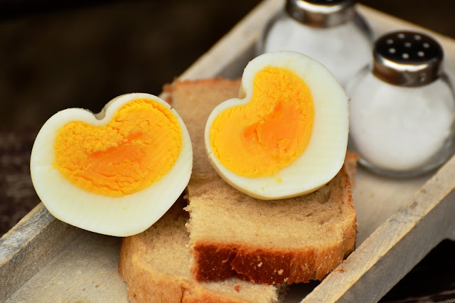 bread-with-boiled-eggs,bread-with-egg