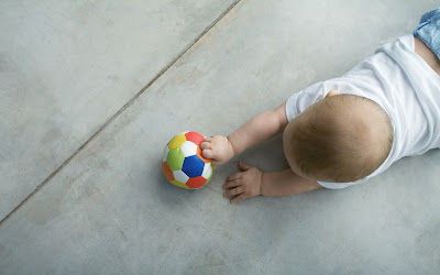 foto de bebe con pelota