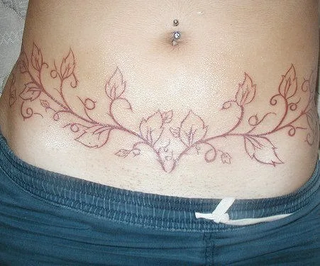 tatuajes abdomen en mujeres