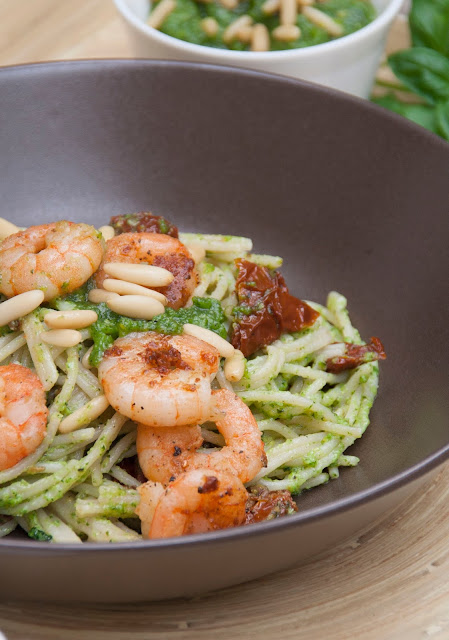 Vollkorn-Spaghetti mit Basilikum-Pesto und Chili-Garnelen