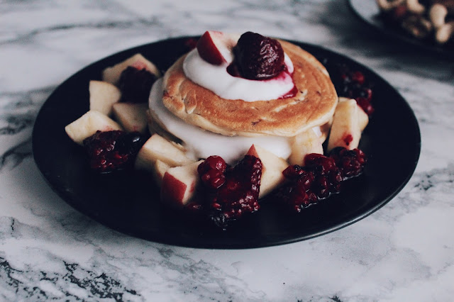 pancakes, frühstück, rezept, breakfast, fitness, pfannekuchen, vanessa worth, schokoladde, peanutbutter, fruits, früchte, protein, proteinreich, deutsche blogger