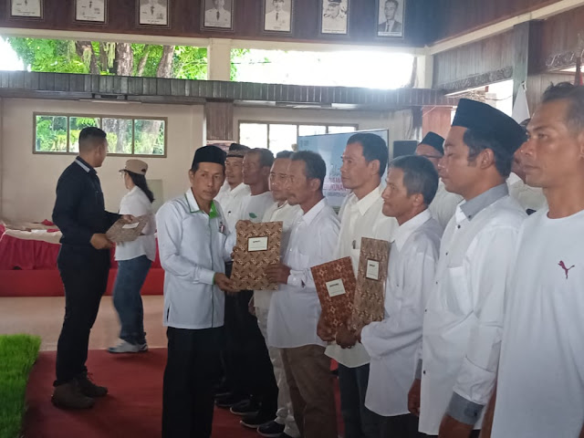 Ketua DPC HKTI Kabupaten Nganjuk, Helmi Yusuf, melantik 20 PAC HKTI se-Kabupaten Nganjuk, di Pendopo KRT Sosrokoesoemo, Sabtu (20/5/2023)