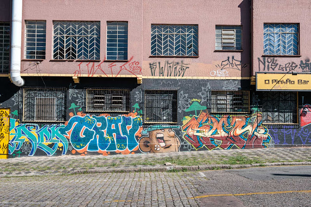 Predinho na Praça do Redentor - parede com grafite e pichação