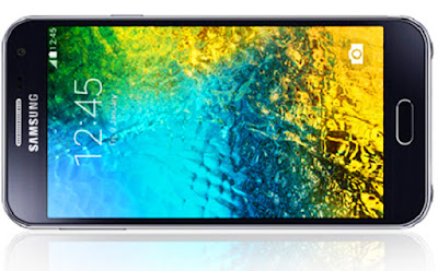                   Speksifikasi Samsung Galaxy E7     Banyak sudah bertaburan ponsel buatan samsung yang bisa Sobat Gadget miliki dengan harga murah dan juga harga yang mahal, Namun utnuk kali ini samsung memberikan sebuah suguhan yang cukup berbeda dari produk yang telah banyak di taaburkan oleh samsung di pasar internasional.  Pasalnya dengan mengusung layar berukuran 5.5 inches ponsel ini juga memabwa spesifikasi yang mentereng untuk bisa Sobat Gadget gunakan di setiap harinya dan juga mampu memebrikan sebuah persaingan yang cukup ketat bagi para kompetitornya.  Dengan spesifikasi yang cukup mempuni ini sudah di pastikan harga samsung galaxy e7 ini akan di bandrol dengan cukup mahal, untuk urusan jeroan samsung memang sudah tak perlu kita ragukan lagi kualitas yang di mililinya, di mana pada samsung galaxy e7 ini pabrikan besar asal Korea Selatan ini sudah membekali dengan berbagai macam komponsn software dan hardwerwe yang terbaik di kelasnya.   Salah satunya adalah sudah di gunakannya OS Android Kitkat v4.4.4 yang di padukan dengan menggunakan User Interface yang cukup cantik dari samsung yakni TaouchWiz UI. Selain itu samsung juga sudah menanamkan CPU Quad-core 1.2 GHz Cortex-A53 yang akan di padukan dengan GPU Qualcomm MSM8916 Snapdragon 410 yang nantinya akan mengasilkan sebuah kombinasi yang cukup mempuni dalam menghsilkan sebuah kemampuan yang baik.   s galaxy e7 2015 harga dan samsung galaxy e7 harga n spek samsung galaxy e7 perbandingan spesifikasi samsung galaxy e5 dan e7 spesifikasi samsung galaxy e5 dan e7 ponsel terbaru samsung seri e harga dan spesifikasi hp samsung galaxy e7 spesifikasi hp samsung galaxy e5 dan e7 spesifikasi harga hp samsung galaxy e7 harga dan spesifikasi hp samsung galaxy e7 dan e5 harga dan spesifikasi samsung galaxy e5 vs e7 spesifikasi dan harga samsung galaxy a7 vs e7 spesifikasi sony xperia e vs samsung galaxy young 2