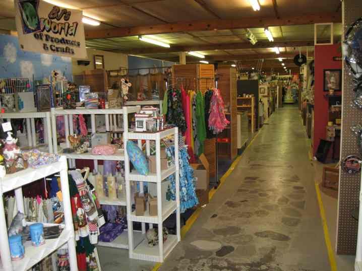 Rensselaer Adventures: Shopping the booths at Jasper Junction