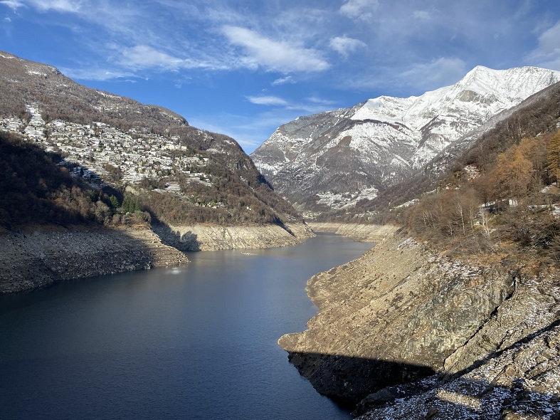 La vista sulla diga di Contra in Val Verzasca