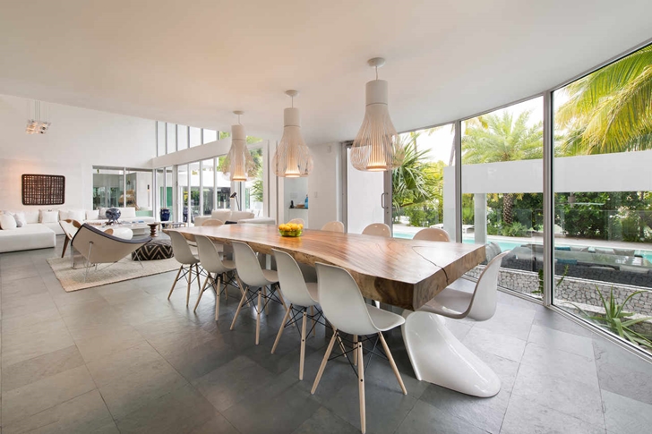 Dining room in Modern mansion in Miami