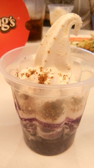 Puto Bumbong cupcake sundae- A Pinoy Christmas staple served with a twist! Vanilla ice cream on top of a cheesy puto bumbong cupcake with coconut flakes and muscovado sugar sprinkles- heavenly!