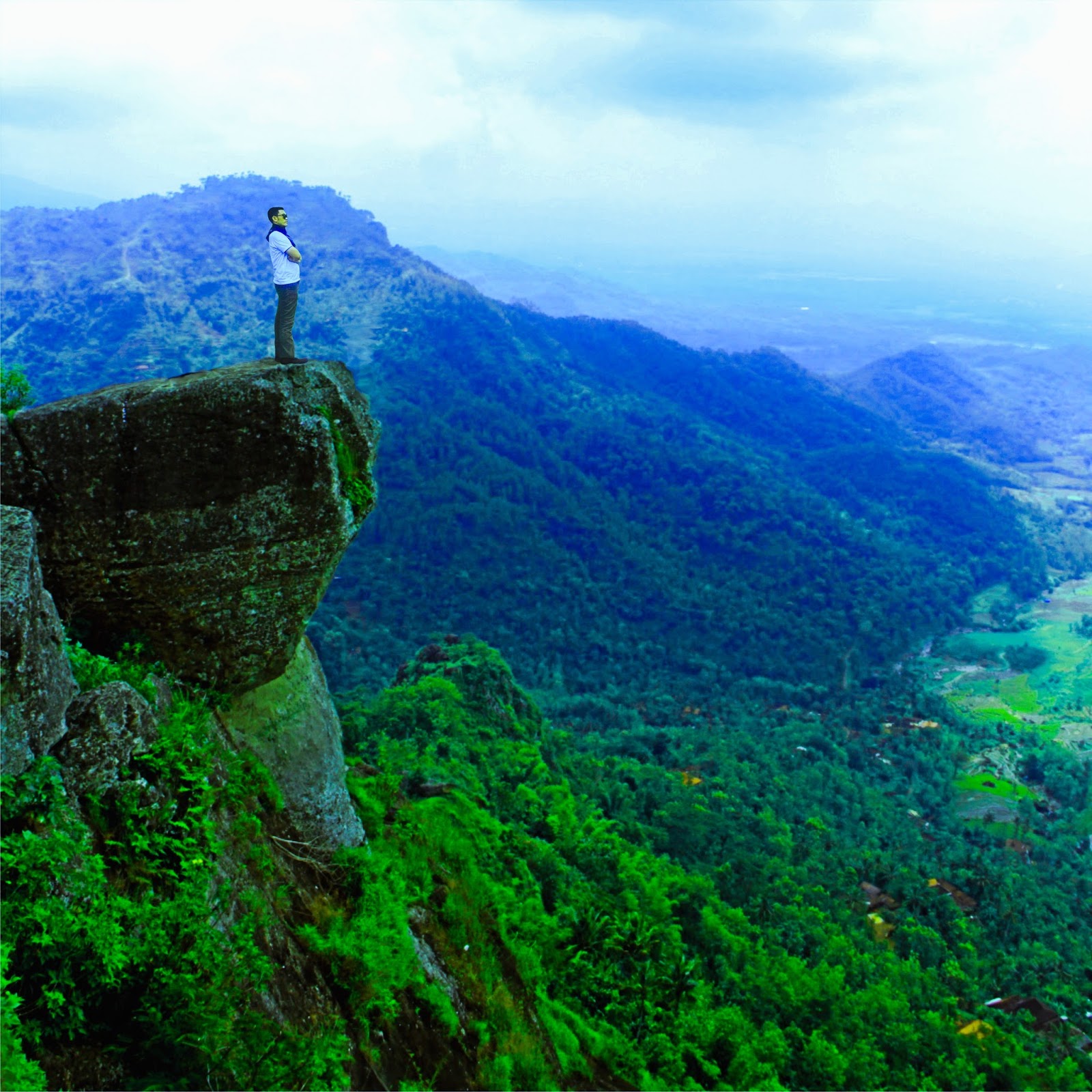 Tebing Batu Gunung besek Wisata Indonesia