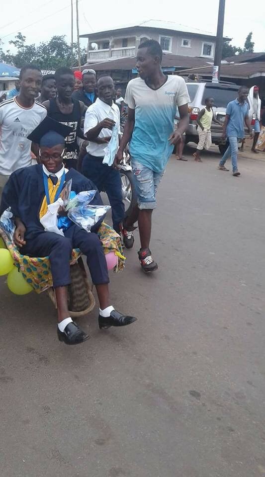 Must see-A graduate was celebrated with wheelbarrow by his friends in liberia