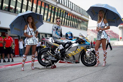 Umberella Girl Seksi yang Menghiasi Arena Moto GP