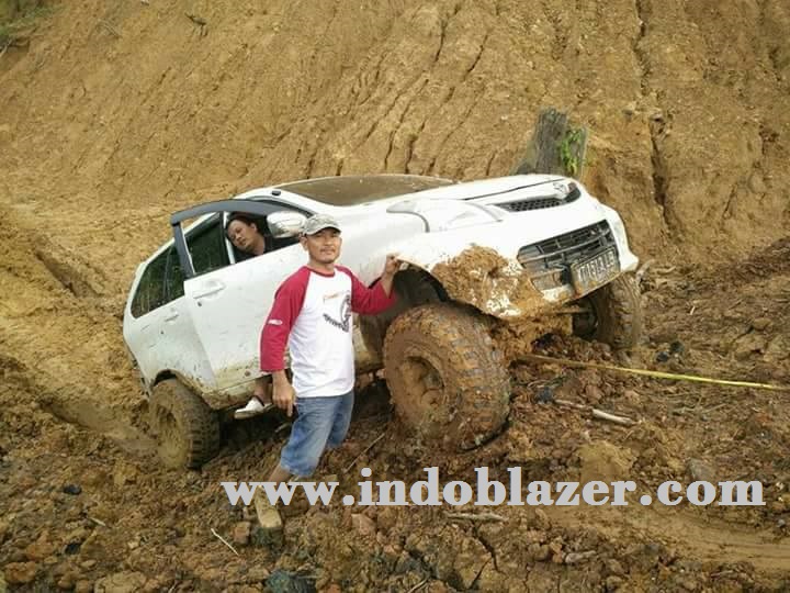  Modifikasi  Avanza  4x4 ini Jozz ikutan offroad  