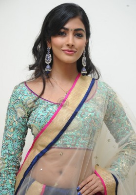 Pooja Hedge sexy in Saree Showing her Slim Belly Images