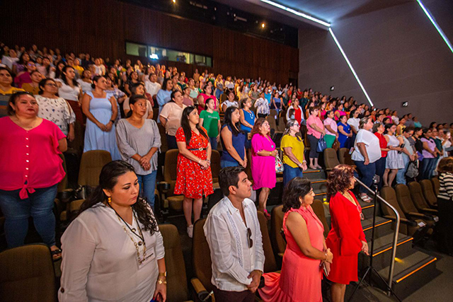 Más de 350 docentes participaron en conversatorios y conferencias, a cargo de expertos