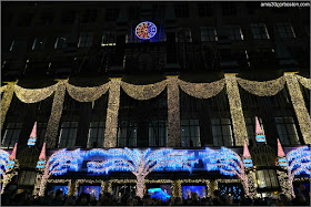 Fachada del Saks Fifth Avenue de Nueva York en Navidad Iluminada