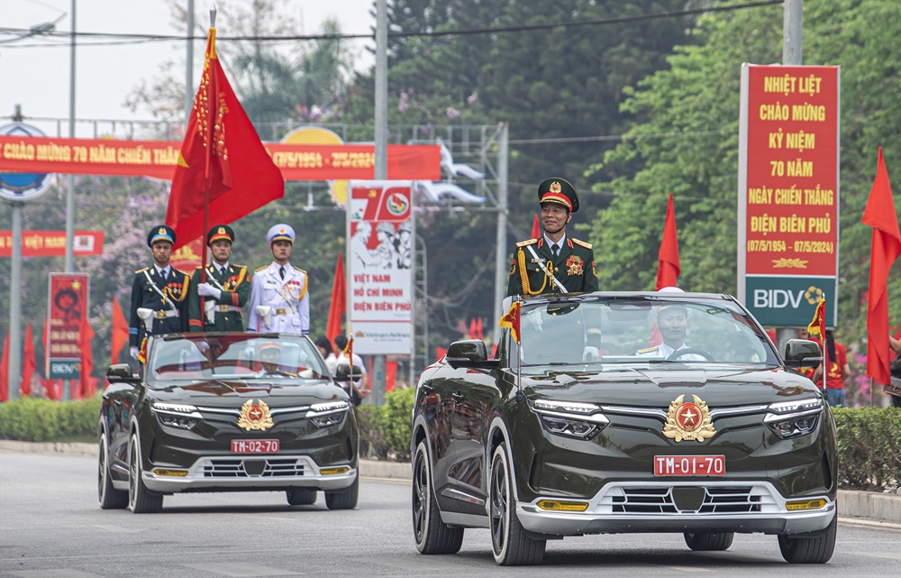 VinFast VF 8 mui trần oai nghiêm dẫn đoàn tại lễ diễu binh mừng chiến thắng Điện Biên Phủ