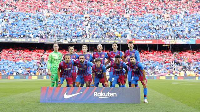 F. C. BARCELONA. Temporada 2020-21. Ter Stegen, Éric García, Frenkie De Jong, Óscar Mingueza, Sergio Busquets, Gerard Piqué. Sergiño Dest, Memphis Depay, Gavi, Ansu Fati y Jordi Alba. FC BARCELONA 1 REAL MADRID C. F. 2. 24/10/2021. Campeonato de Liga de 1ª División, jornada 10. Barcelona, Nou Camp.