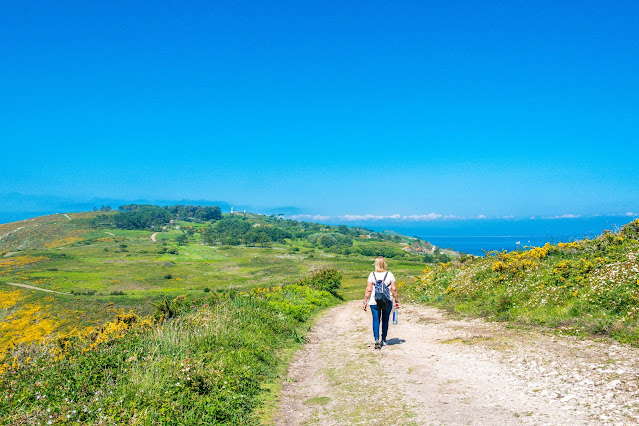 Imagen del camino al faro de Ons